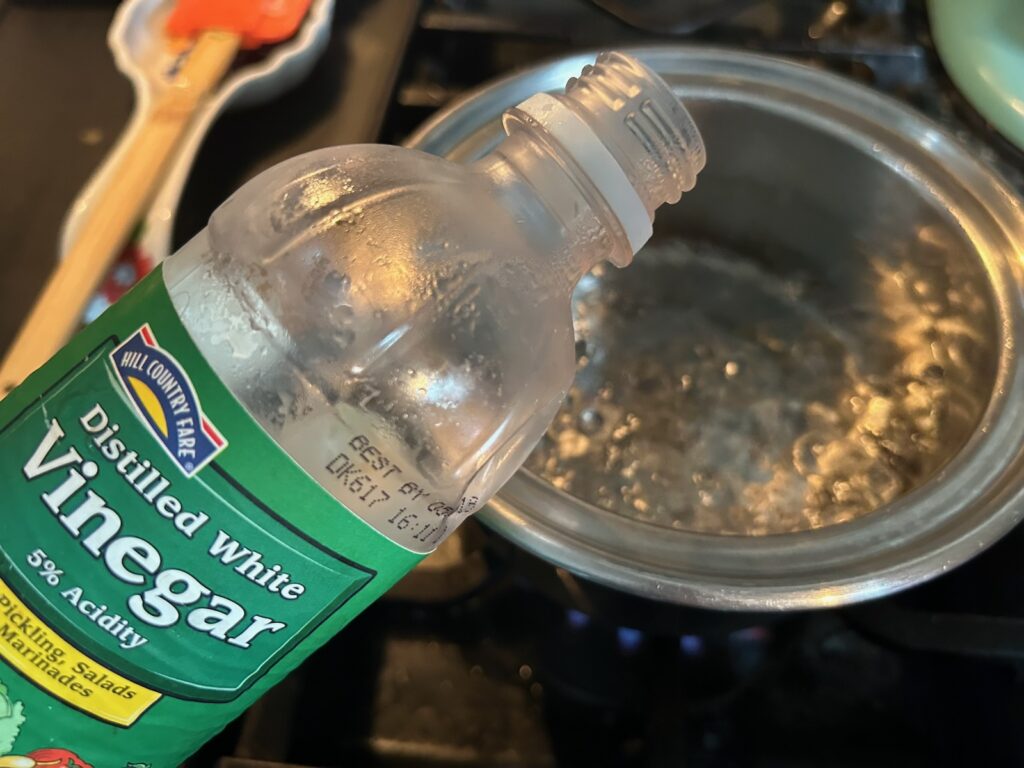 adding vinegar to boiling water