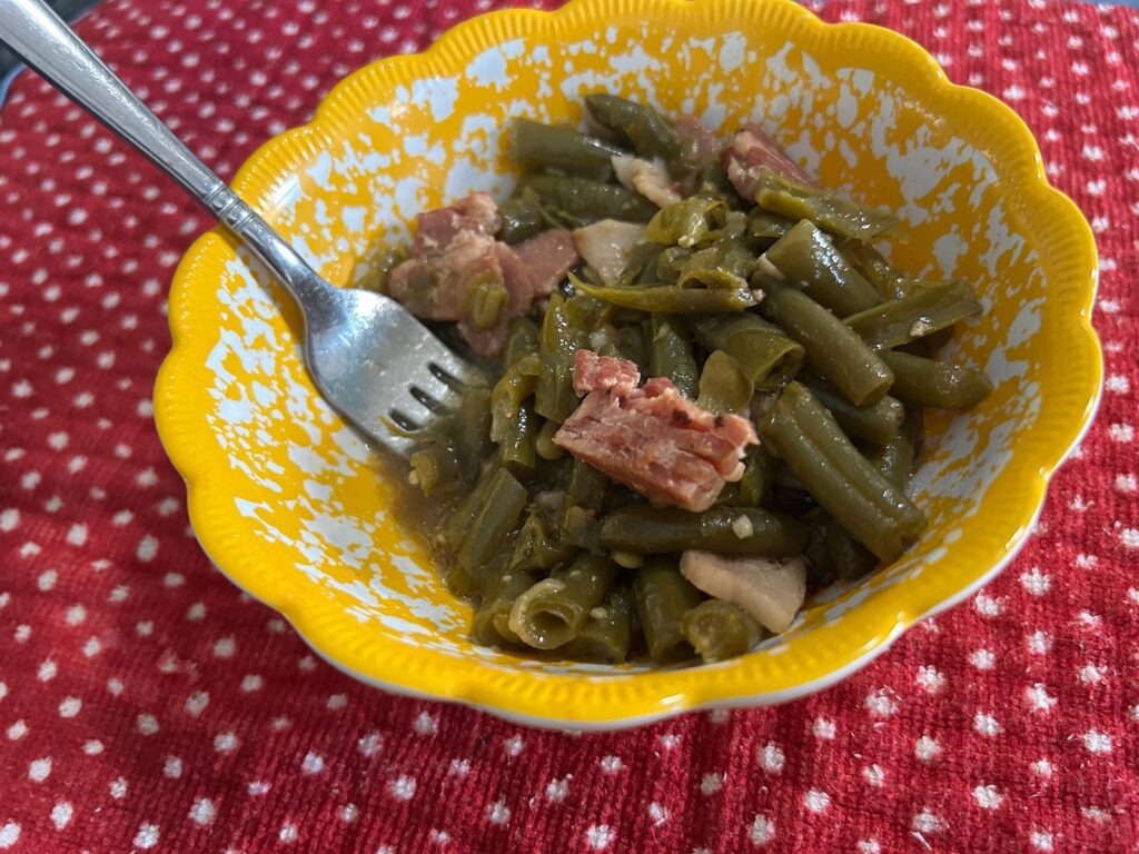 green beans with bacon in bowl