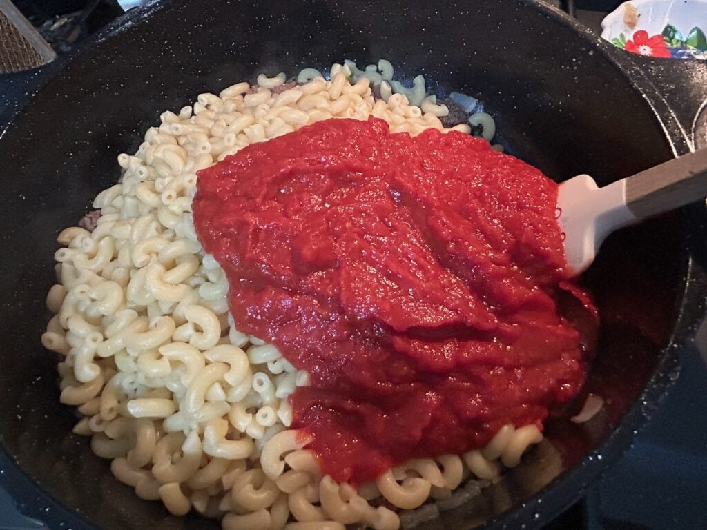cooked elbow macaroni with red sauce