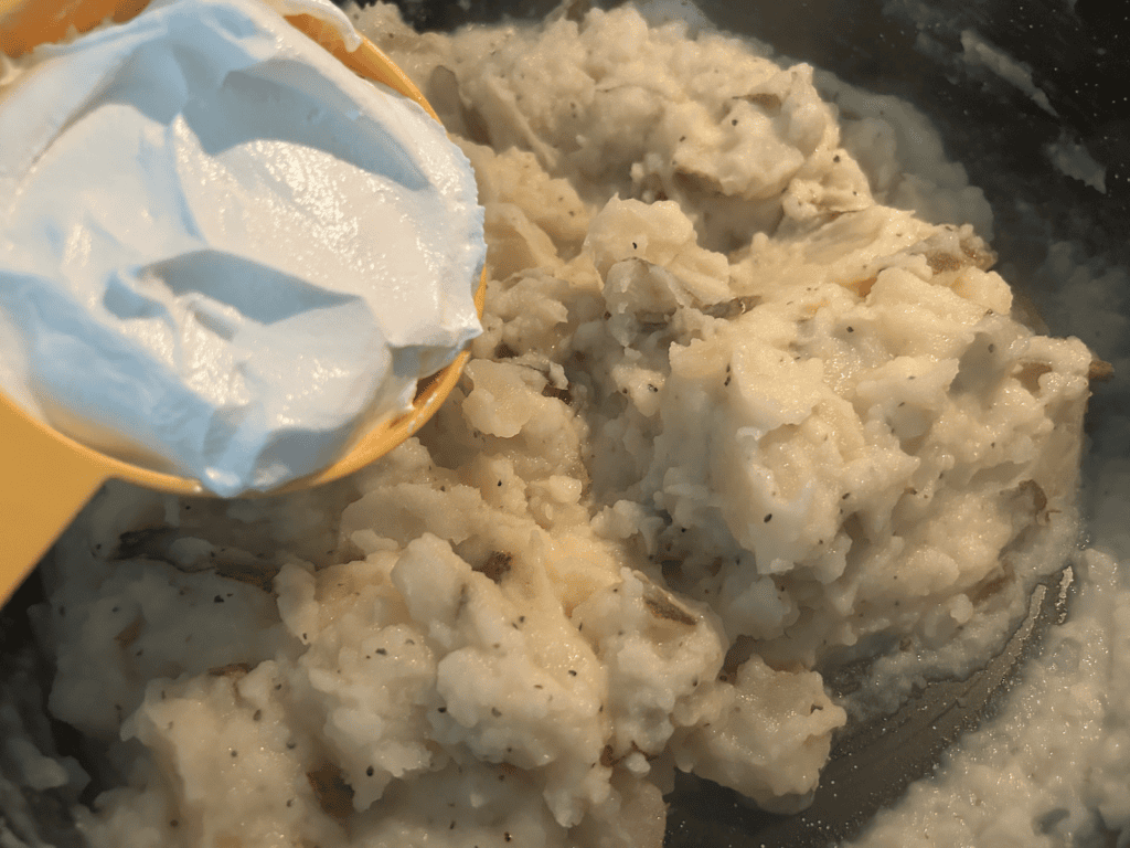 adding sour cream to mashed potatoes