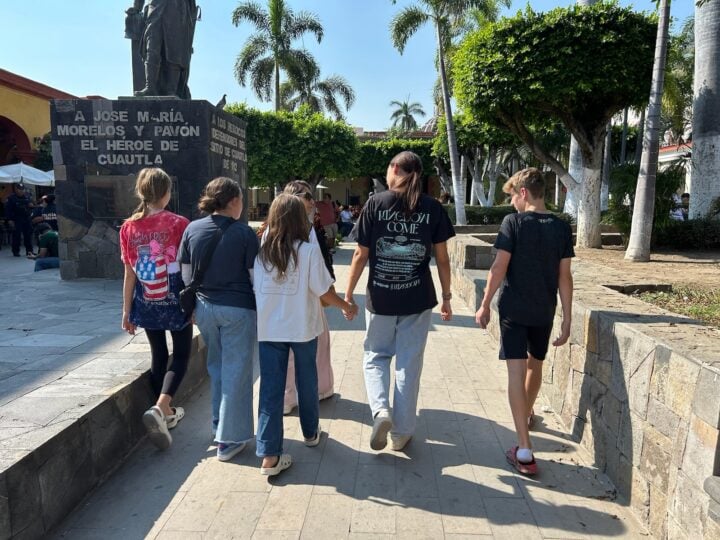 teens in mexico on missions trip